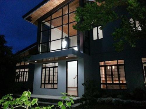 Tigaon Maison | Casa Erlinda, modern newly built house 3BR for 8!