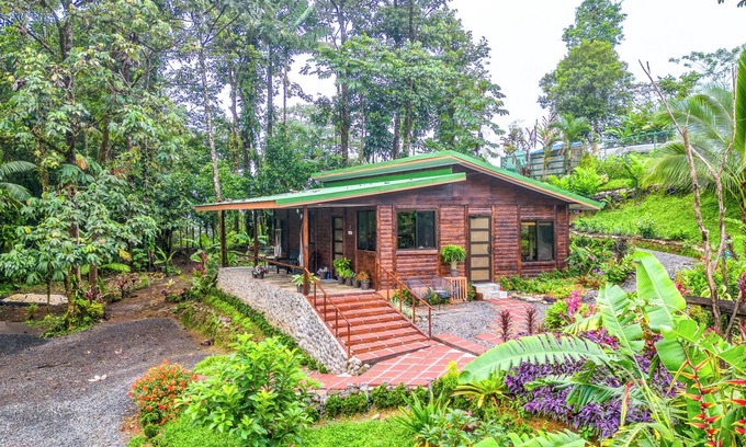 Katira Maison | The edge of the Rainforest above Rio Celeste. Only1 mile from Waterfall & Park!