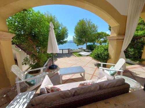 Puerto de Pollensa Appartement | CASA FARO Spacious, Ground Floor Property on the Pine Walk, Covered terrace with Sea Views. Wifi/Air Con