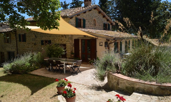 Comunanza Maison | Casa Flori Restored farmhouse with spectacular views of Sibillini Mountains