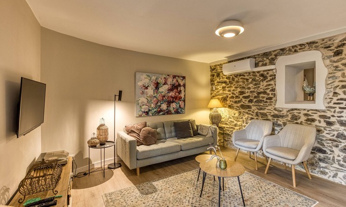 Espolla Maison | Casa 'Gall' with Mountain Views, Wi-Fi and Air Conditioning