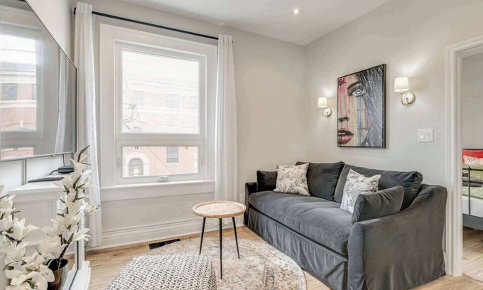 Leslieville Hôtel | Casa Hotel: Chic Suite w Fireplace Leslieville