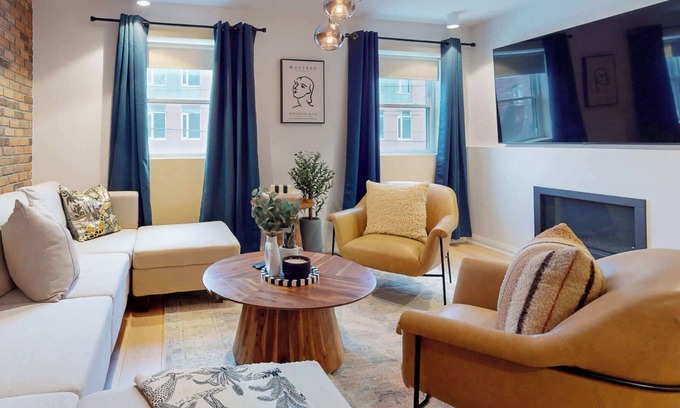 Leslieville Hôtel | Casa Hotel Elegant 2BR Suite in Leslieville!