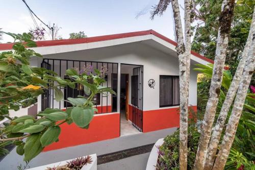Daniel Flores Maison | Casa Hummingbird Peace & Nature
