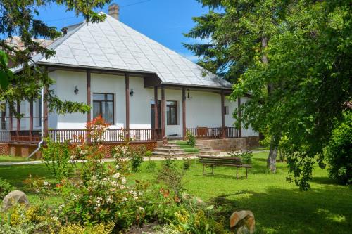Humulesti Maison | Casa Humulesti, fii vecinul lui Ion Creanga