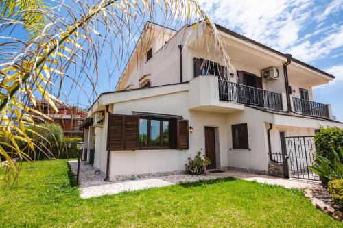 Carrozziere Maison | Casa Isola con Giardino by Wonderful Italy