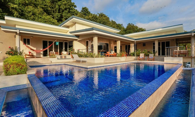 Carmen Villa | Casa Juliet - Vues époustouflantes sur l'océan / le surf dans une villa de rêve 4BR!