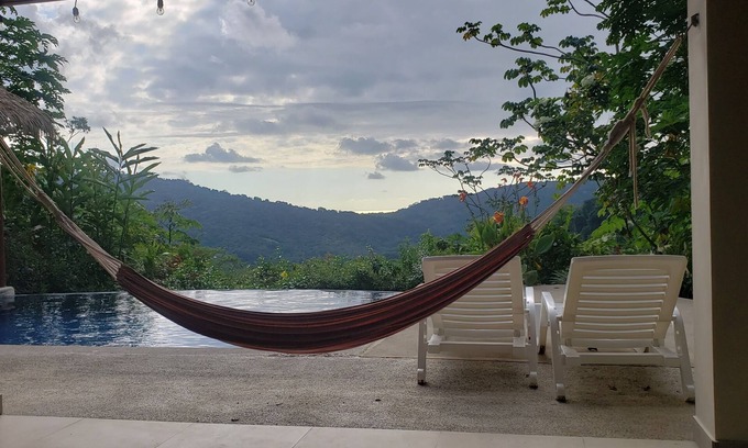 Cascada Azul Maison | Belle escapade costaricaine avec piscine à débordement et bar dans la piscine / Rancho couvert