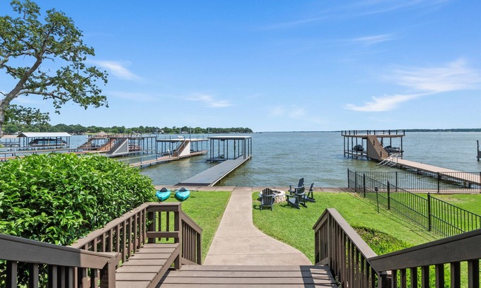 Gun Barrel City Maison | Casa KK, Modern Luxury 2610 SF, 4BR 3BA Open Water Views | Dock