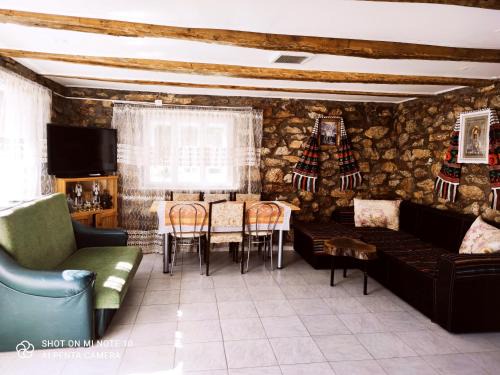 Ocolis Maison | Casa La Umbra Muntilor