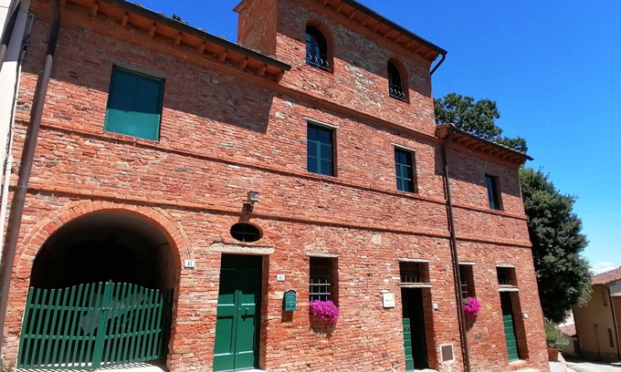 Terricciola Maison | Top-Hill Farm-House dans un village toscan pittoresque avec une vue imprenable.