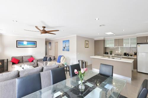Indented Head Maison | Casa Laut Family friendly short walk to the beach Pets upon agreement Sleeps 6