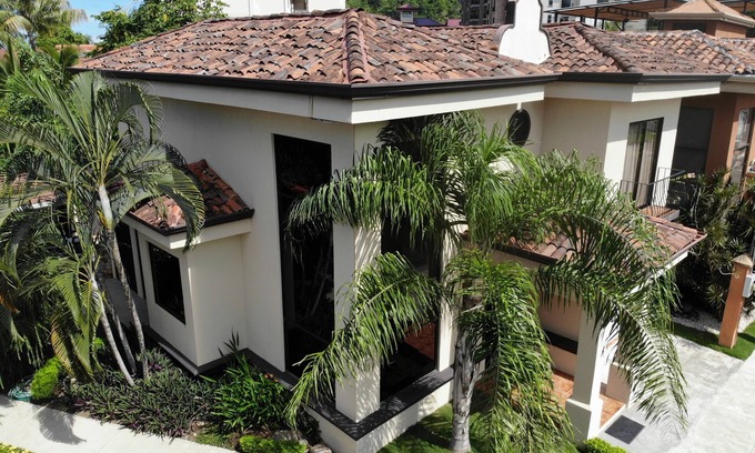 Barrio Los Villalobos Maison | Casa Macaw, Beachfront, 4 bedroom house gated secure with pool