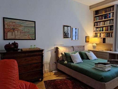 Casoretto Lit Et Petit-Déjeuner | Casa Mari - free secure parking, breakfast, private bathroom, wifi, garden, aircon, 5 min walk to metro and train station