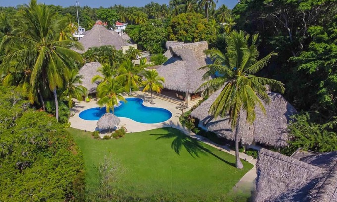 Puerto San Jose Maison | Casa Marina Spacious 4-bedroom bungalow with WiFi AC in beautiful PuertoSan Jose