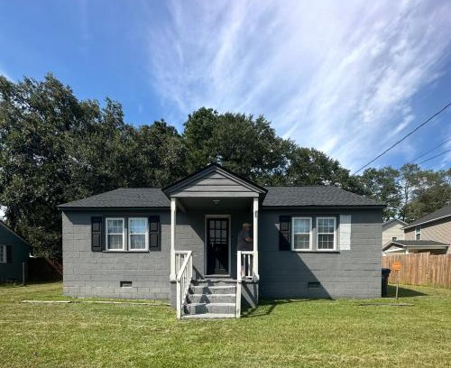 Raeford Maison | Casa Minimal Cottage Pet Friendly with Fenced Yard
