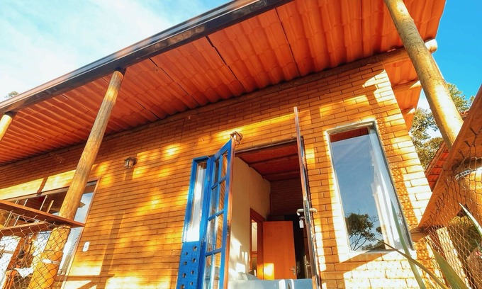 Teresopolis Chalet De Ski | Casa Mohini: Deck Para Montanha e Lareira. Piscina Natural e Templo a 5 min