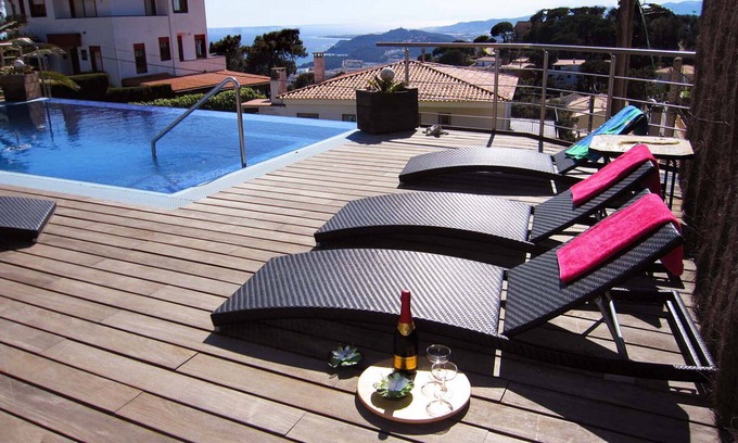 Lloret de Mar Appartement | Appartement d'invité avec piscine chauffée, vue sur la mer.