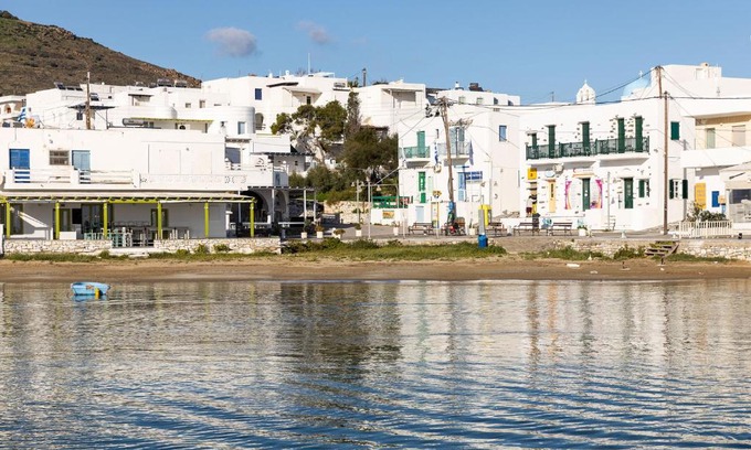 Piso Livadi Maison | Casa Nileas for Cycladic summer living right on the bay and beach!
