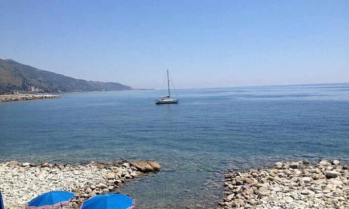 Montecorice Maison | Casa Panna A: Un appartement gai qui fait partie d'une villa située directement sur la plage.