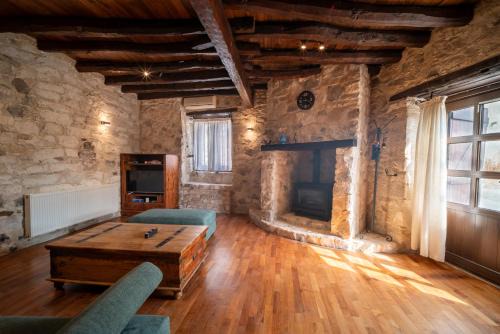 Monagroulli Maison | Casa Piedra, Hidden Gem, Jacuzzi, BBQ, Patio in Monagroulli