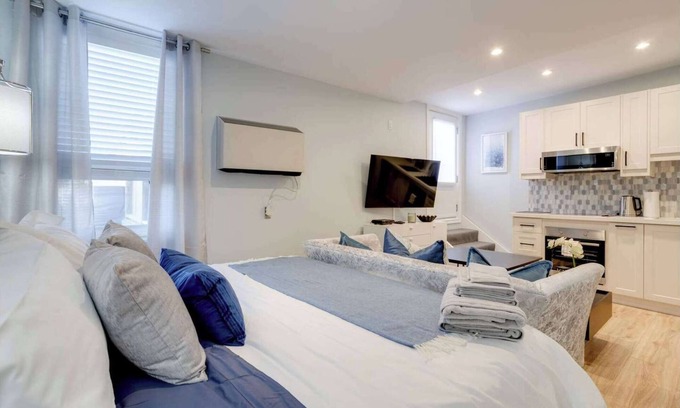 Leslieville Appartement | Casa Queen-Leslieville Suite w LRG Patio