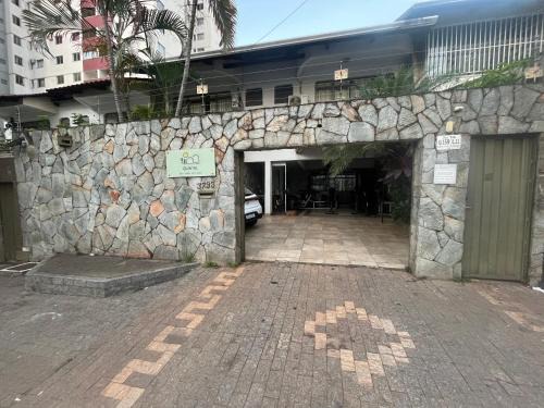 Goiania Maison | Casa Quintal Bueno! 5 quartos com ar split e internet ultra! Perto do melhor de Goiânia! Marista Parques Areião e Vaca Brava Hospital Premium Mater Dei Blue Fit Perdomo Goiânia Shopping!