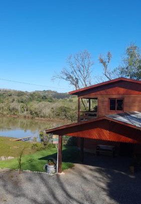 Maximiliano de Almeida Maison | Casa rústica às margens do lago