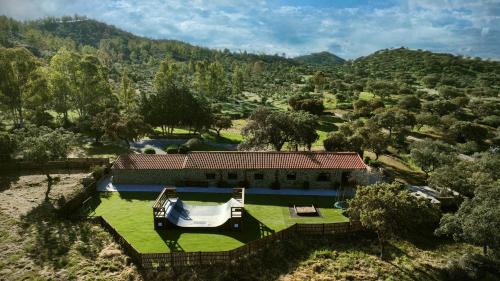Llerena Maison | Casa Rural con skatepark y piscina " La Quijada del Lobo "
