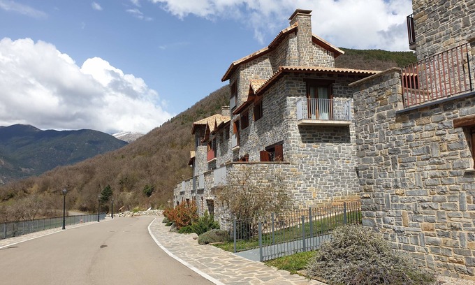 Gavin Maison | Casa Sonxu - The Pyrenees at your feet