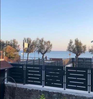 Terracina Appartement | Casa sul Mare con Posto Auto e Giardino Privato