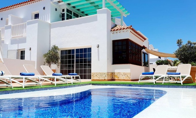 Costa Adeje Villa | Casa Tauro située dans le village balnéaire de La Caleta, au sud de Tenerife