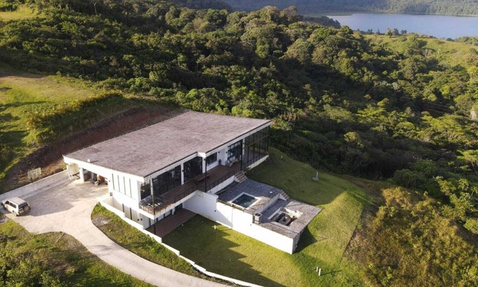 Arenal Maison | Casa Tres Vistas: Stunning Volcano & Lake Views, Hot Tub, Pool Table, Sleeps 10