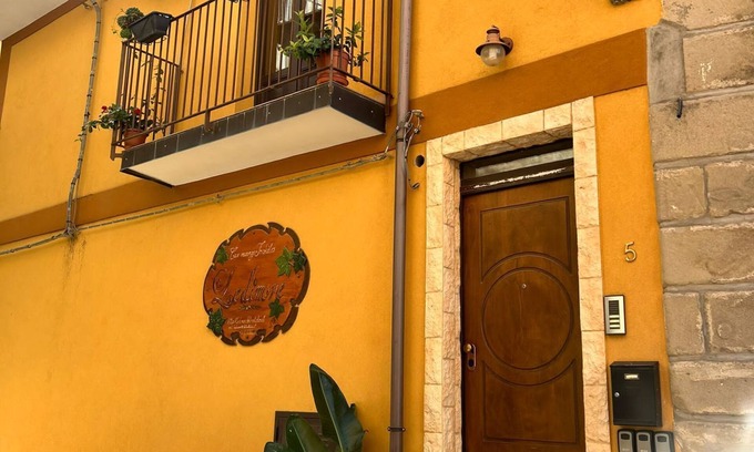 Motta Camastra Appartement | CASA VACANZE "ANTICO BORGO A DUE PASSI DALLE GOLE ALCANTARA" APPARTAMENTO ULIVO