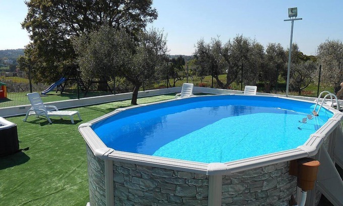 Casalini Maison | Casa Viola C: Un appartement confortable entouré de verdure.