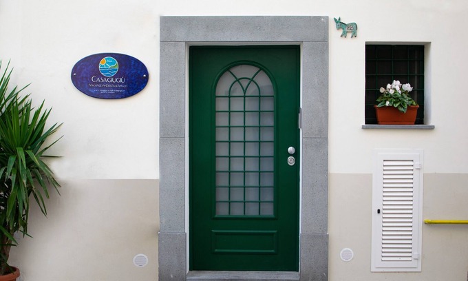 Pucara Appartement | CASAGIUGIUside Vietri's main street with traditional ceramics, restaurants
