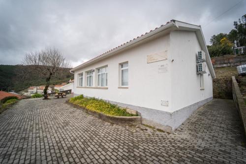 Pampilhosa da Serra Cabine | Casas da Escola - "A Escola" - Meãs