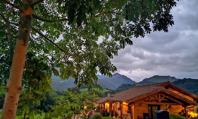 Peruyes Chalet De Ski | Casas Rurales Entre Castaños. Asturias.2 Casas Entre el mar y la Montaña