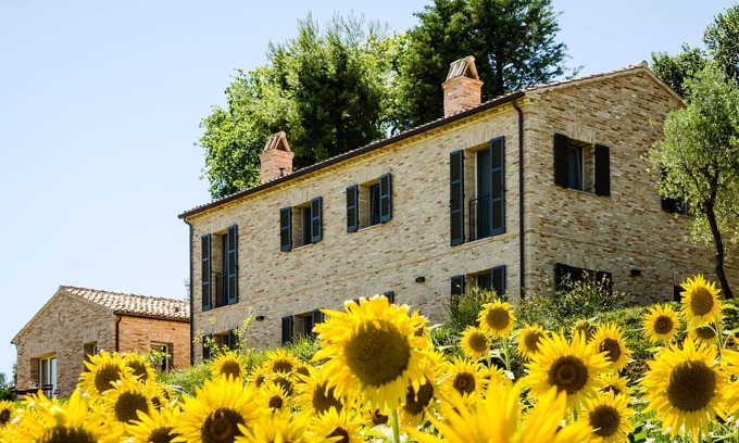 Ostra Vetere Station Balnéaire | Villa exclusive nichée dans les collines à quelques pas de la mer