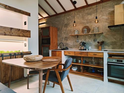 Angra do Heroismo Maison | Casca de Noz - Modern Rustic Beach Getaway