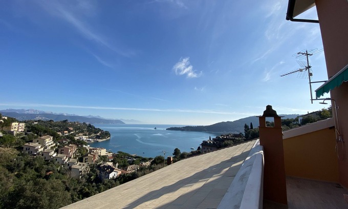 Portovenere Appartement | CaseMaggi Beach House Terrace avec vue sur le golfe des Poètes et l'île de Palmaria