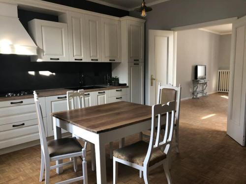 Ceresara Appartement | Casetta in piazza nel paese dei ciliegi