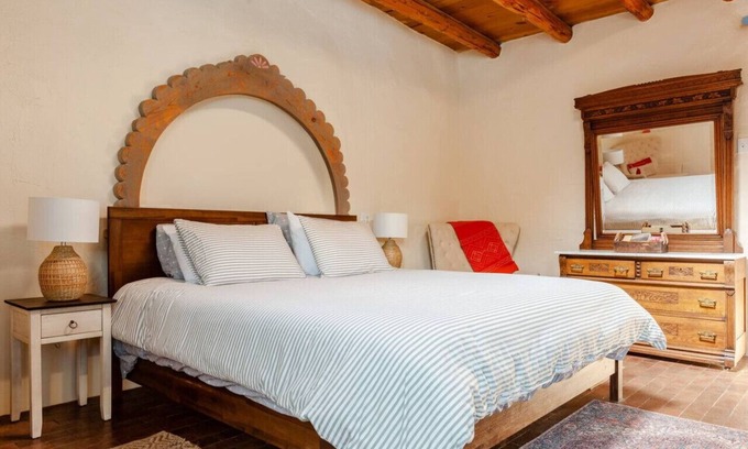 Seton Village Maison | Casita Azul: historic and cozy Santa Fé adobe