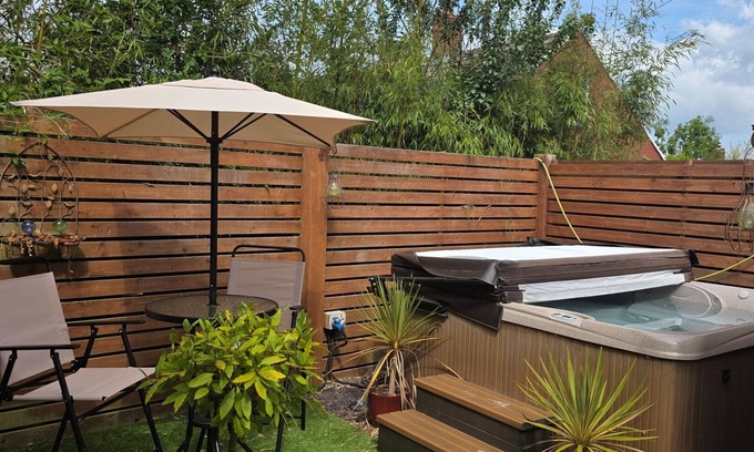 Cinderford Cabine | Casita Lodge - Romantic Getaway, log fire, hot tub, Forest of Dean