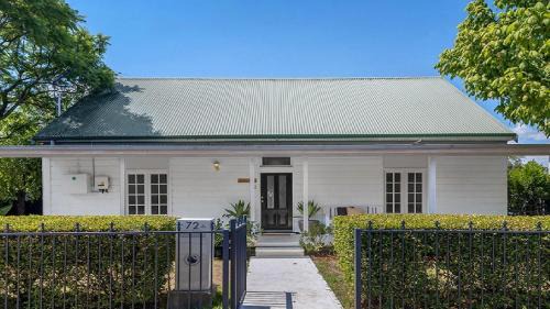 Singleton Maison | Casita - Modern 4 Bedroom Cottage In Heart Of Singleton