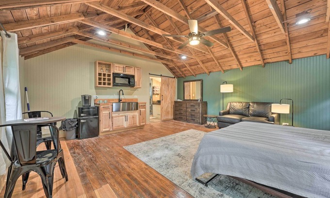 Cassopolis Appartement | Cassopolis 'The Cabin' Retreat: Lake Access!