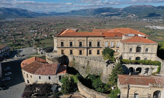 Teggiano Autre | La Romantica the magic of staying in the castle in the medieval center Teggiano