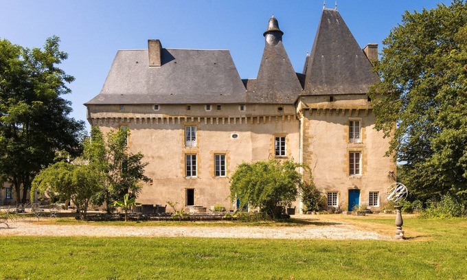Chalais Appartement | Château patrimonial à Chaleix avec piscine commune