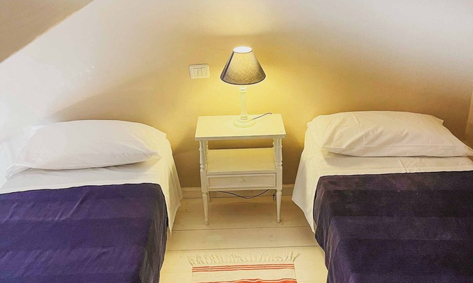 Torre de' Passeri Appartement | "Castle" apartment with one double room and two single beds