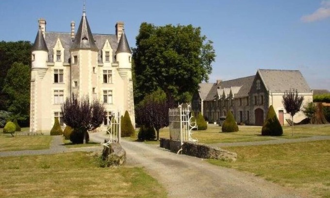 Sainte-Christine Maison | Castle Gem Hideaway in the Loire Valley